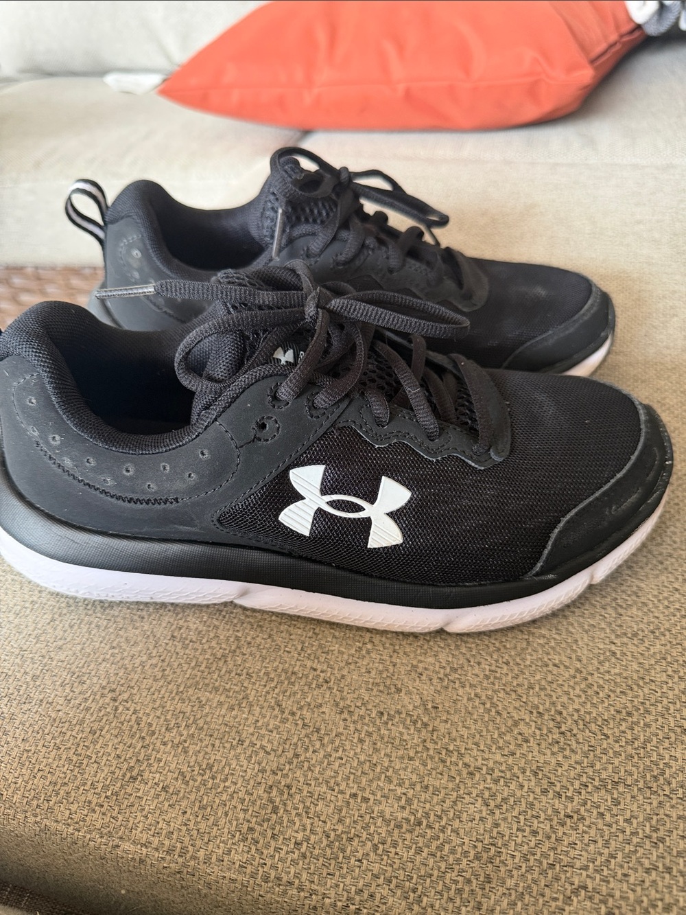 Under Armour Men’s Black Mesh Athletic Sneakers with White Logo Size 8